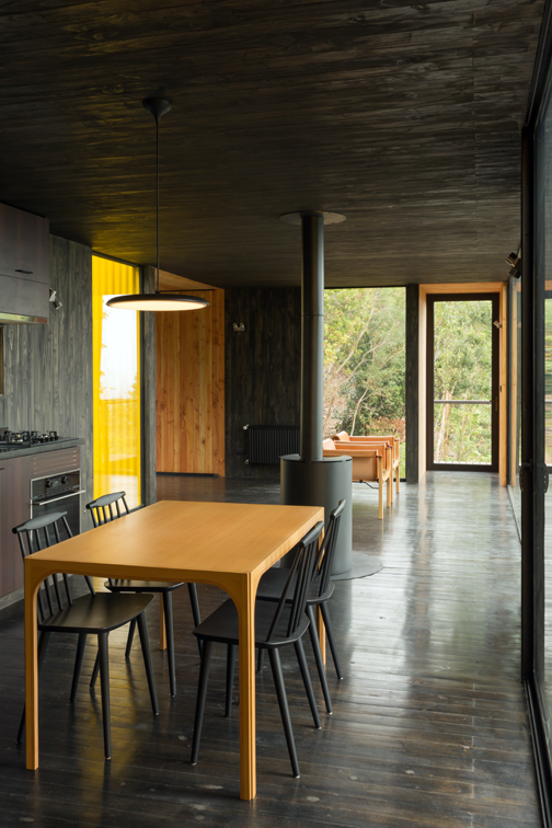 Yellow House — vista nocturna de la vivienda, arquitecto Alejandro Soffia